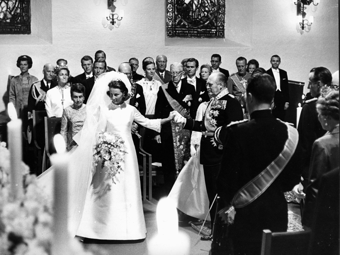 Bruden ble ført til alteret av sin kommende svigerfar, Kong Olav. Foto: Arkiv, Scanpix